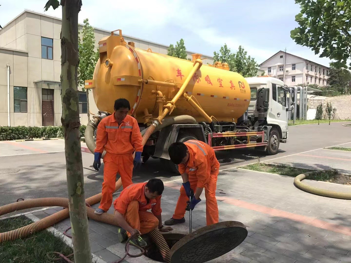 南海管道疏通车停在窨井附近